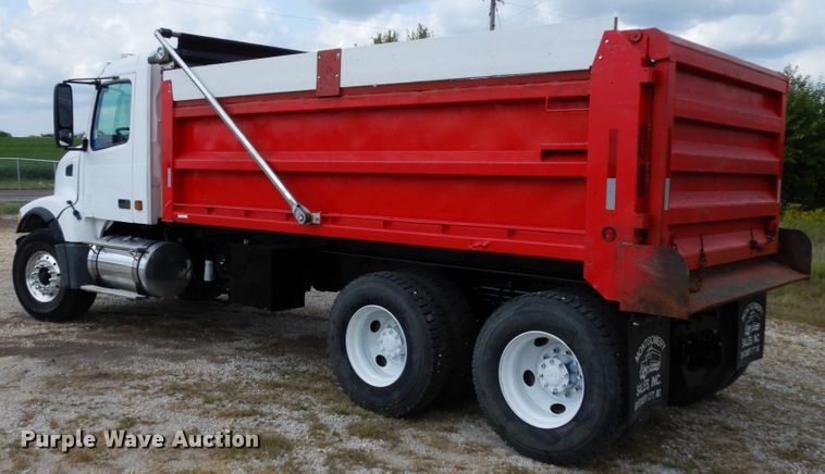 image for item KI9591 2002 Volvo VHD  dump truck