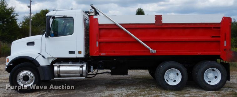 image for item KI9591 2002 Volvo VHD  dump truck