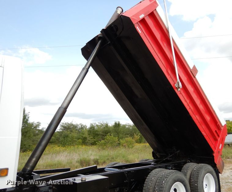image for item KI9591 2002 Volvo VHD  dump truck