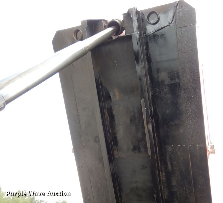 image for item KI9591 2002 Volvo VHD  dump truck