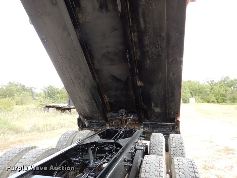 image for item KI9591 2002 Volvo VHD  dump truck