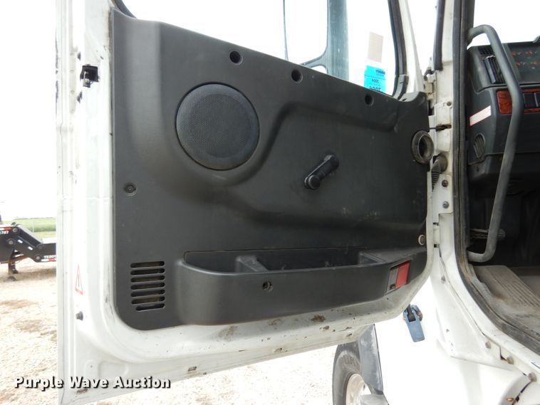 image for item KI9591 2002 Volvo VHD  dump truck