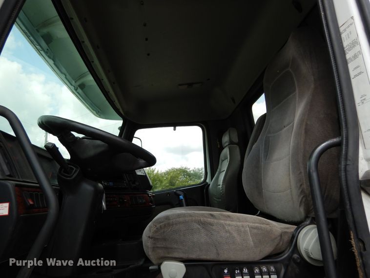 image for item KI9591 2002 Volvo VHD  dump truck