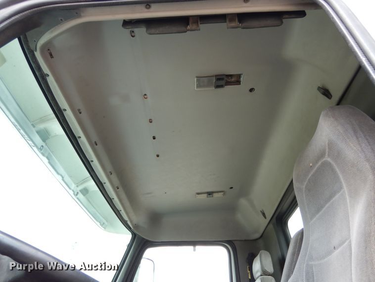 image for item KI9591 2002 Volvo VHD  dump truck