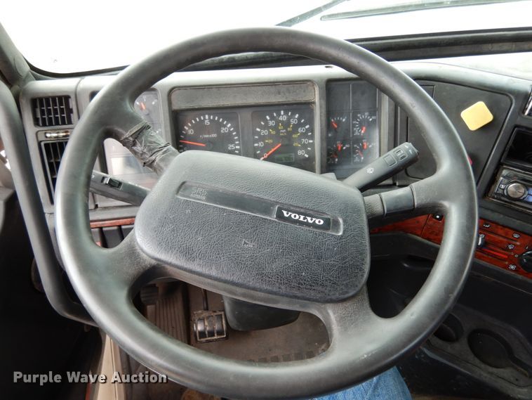 image for item KI9591 2002 Volvo VHD  dump truck