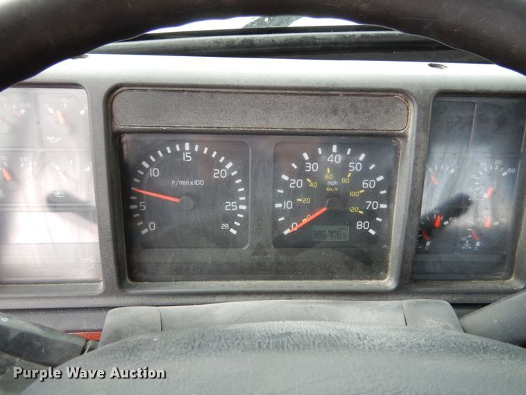 image for item KI9591 2002 Volvo VHD  dump truck