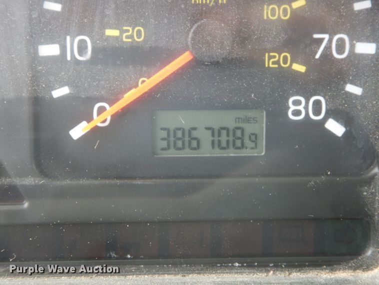 image for item KI9591 2002 Volvo VHD  dump truck