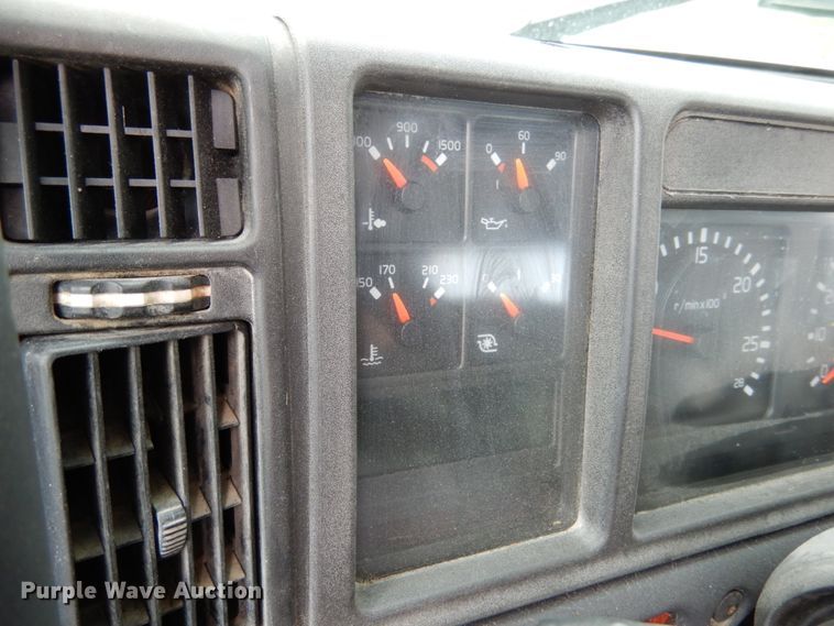 image for item KI9591 2002 Volvo VHD  dump truck