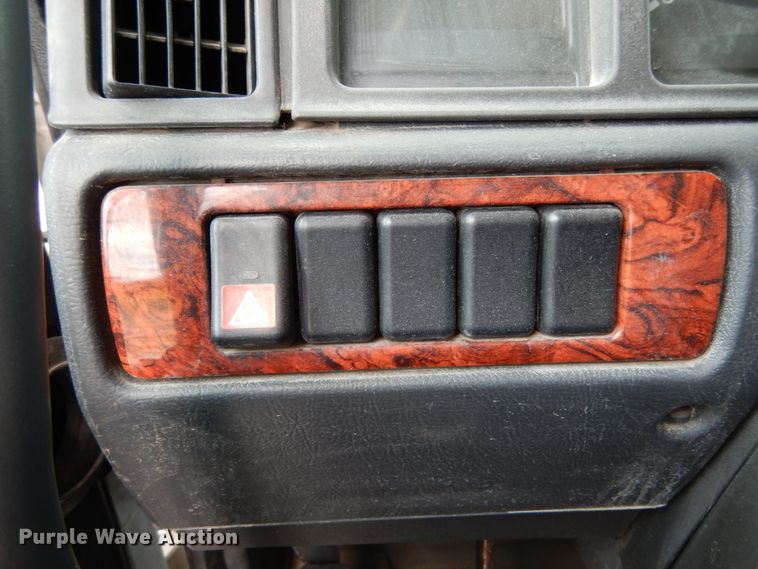 image for item KI9591 2002 Volvo VHD  dump truck