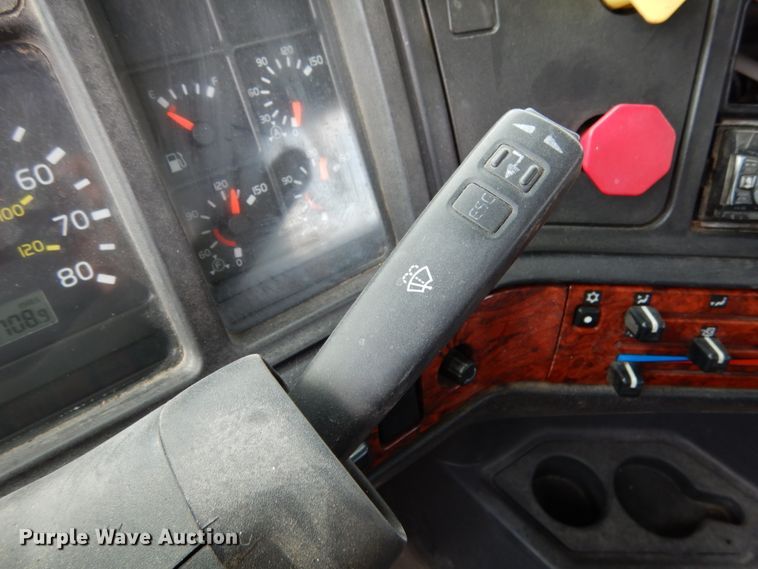 image for item KI9591 2002 Volvo VHD  dump truck