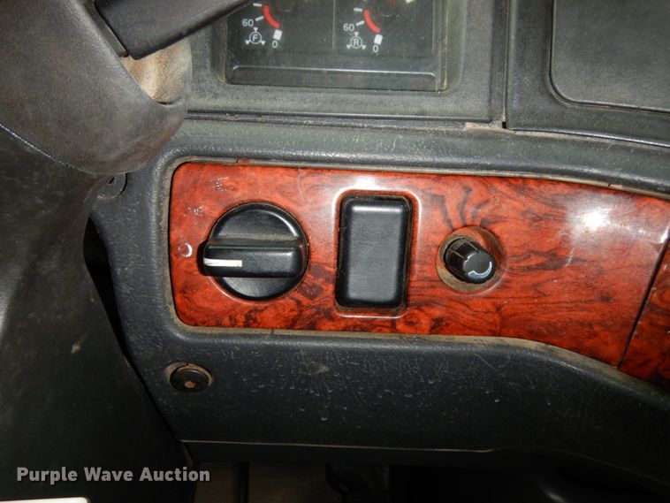 image for item KI9591 2002 Volvo VHD  dump truck