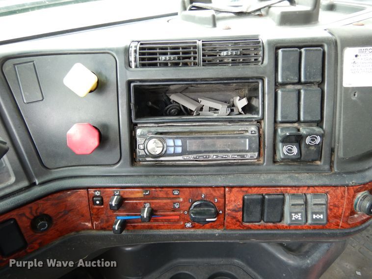 image for item KI9591 2002 Volvo VHD  dump truck