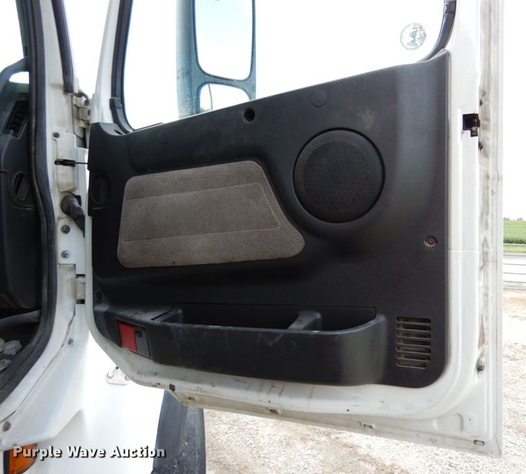 image for item KI9591 2002 Volvo VHD  dump truck