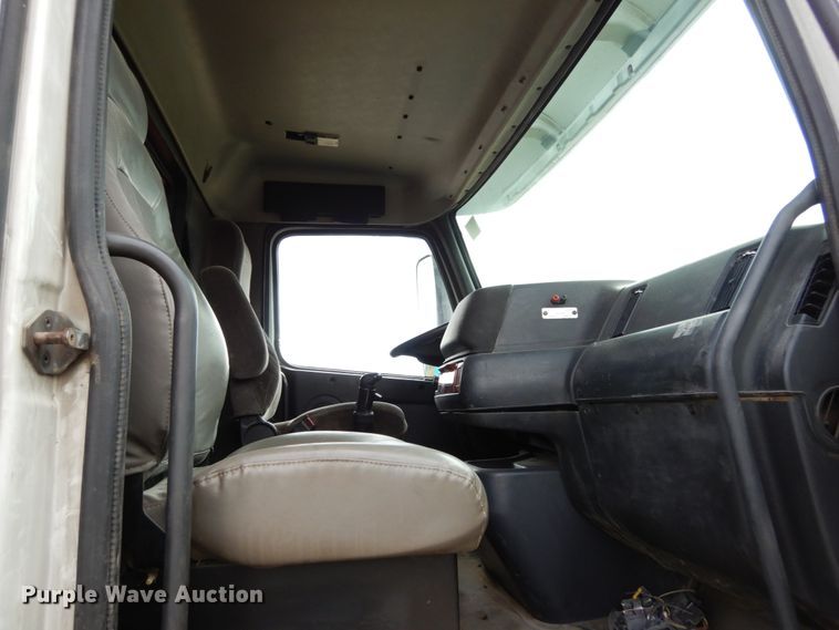 image for item KI9591 2002 Volvo VHD  dump truck