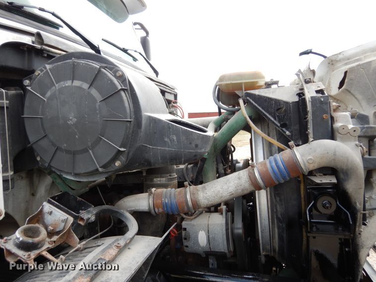 image for item KI9591 2002 Volvo VHD  dump truck