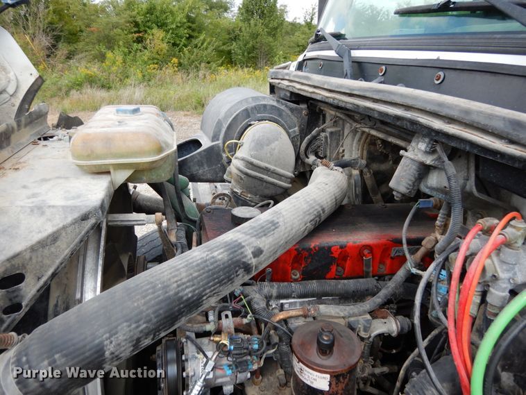 image for item KI9591 2002 Volvo VHD  dump truck