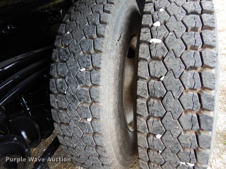 image for item KI9591 2002 Volvo VHD  dump truck