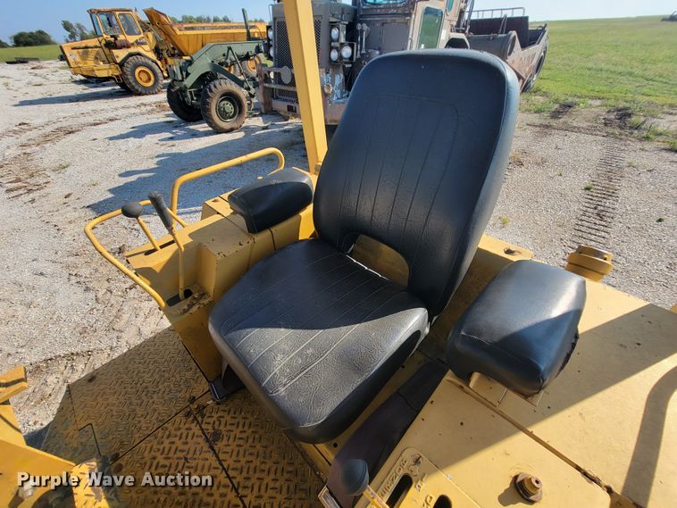 image for item KQ9279 1986 Caterpillar D3B  dozer