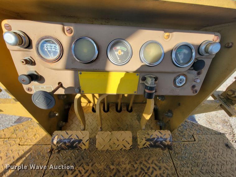 image for item KQ9279 1986 Caterpillar D3B  dozer