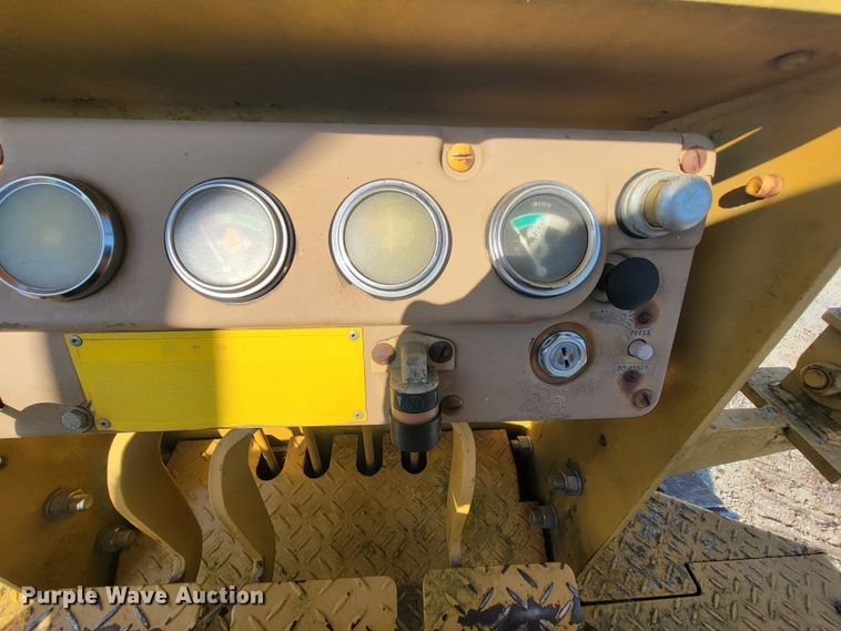 image for item KQ9279 1986 Caterpillar D3B  dozer