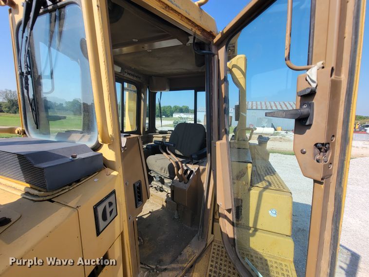 image for item KQ9281 1990 Caterpillar D6H  dozer