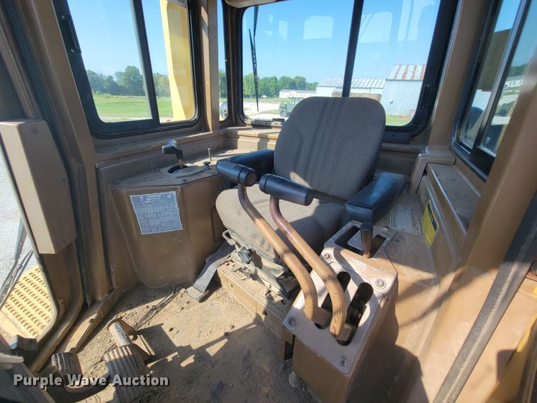 image for item KQ9281 1990 Caterpillar D6H  dozer
