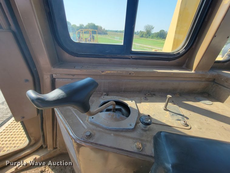 image for item KQ9281 1990 Caterpillar D6H  dozer