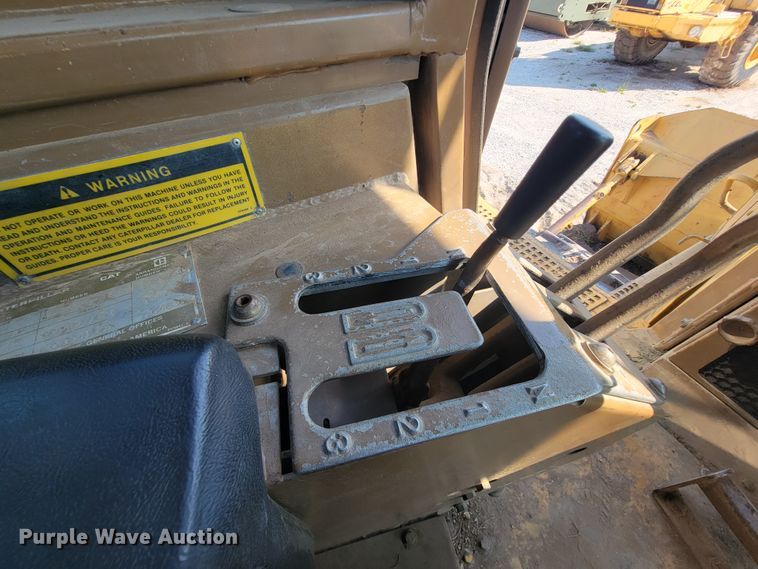 image for item KQ9281 1990 Caterpillar D6H  dozer