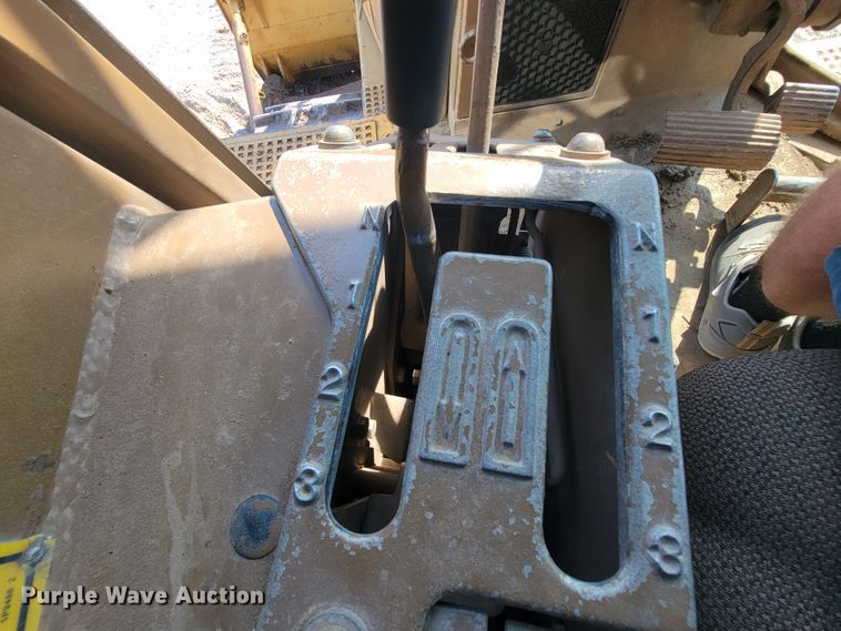 image for item KQ9281 1990 Caterpillar D6H  dozer