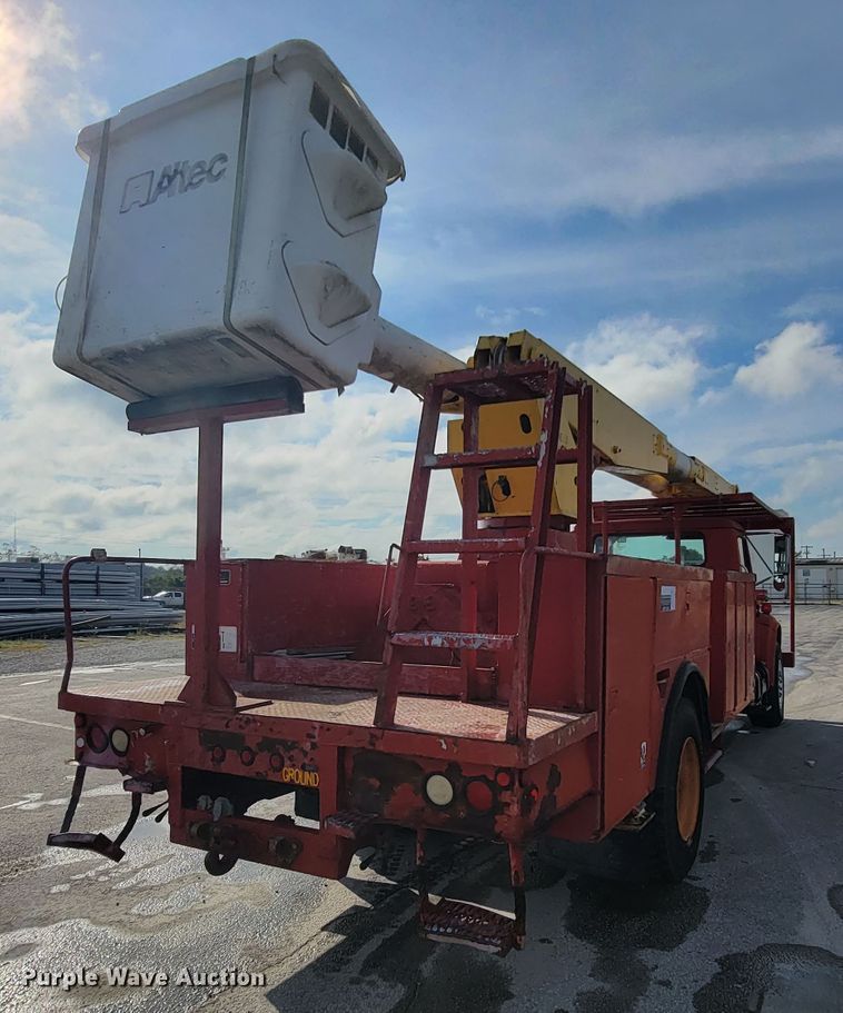 image for item KQ9289 1995 International 4700  bucket truck
