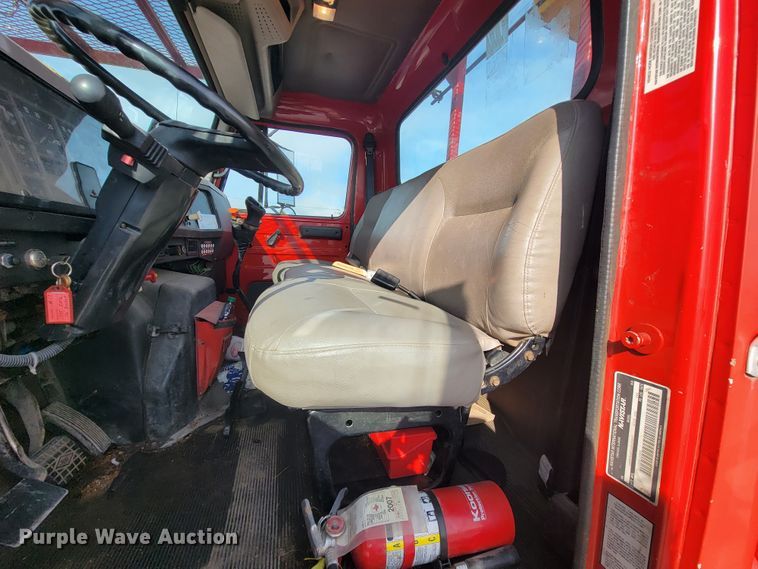 image for item KQ9289 1995 International 4700  bucket truck