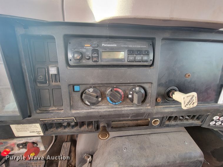 image for item KQ9289 1995 International 4700  bucket truck