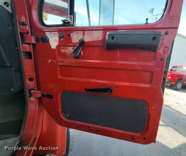 image for item KQ9289 1995 International 4700  bucket truck