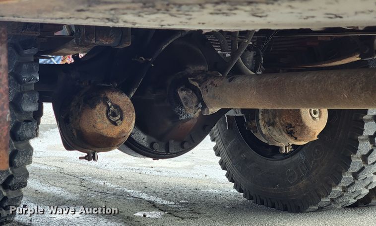 image for item KQ9289 1995 International 4700  bucket truck