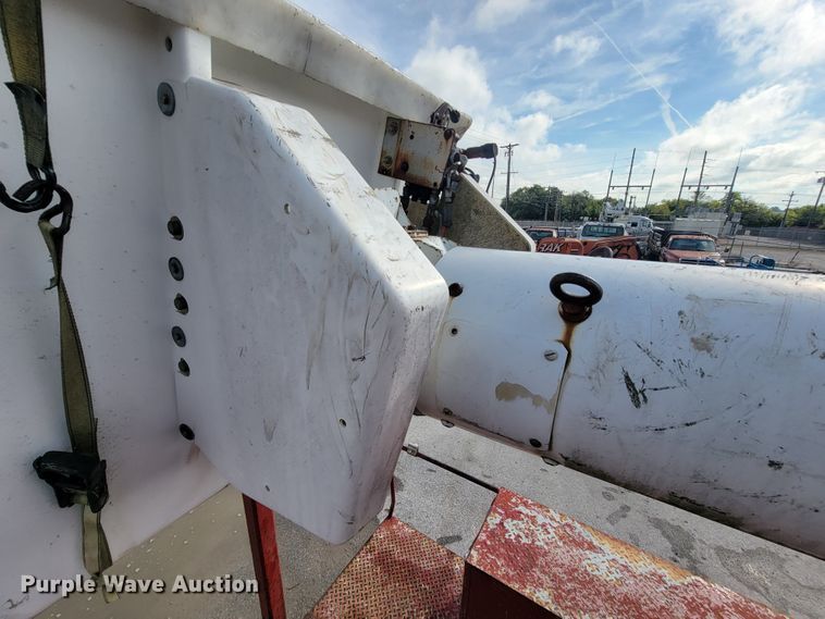 image for item KQ9289 1995 International 4700  bucket truck