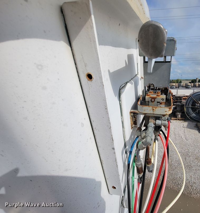 image for item KQ9289 1995 International 4700  bucket truck