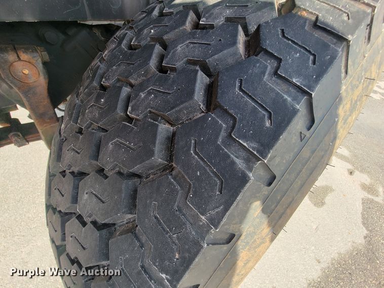 image for item KQ9289 1995 International 4700  bucket truck