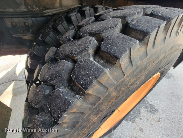 image for item KQ9289 1995 International 4700  bucket truck