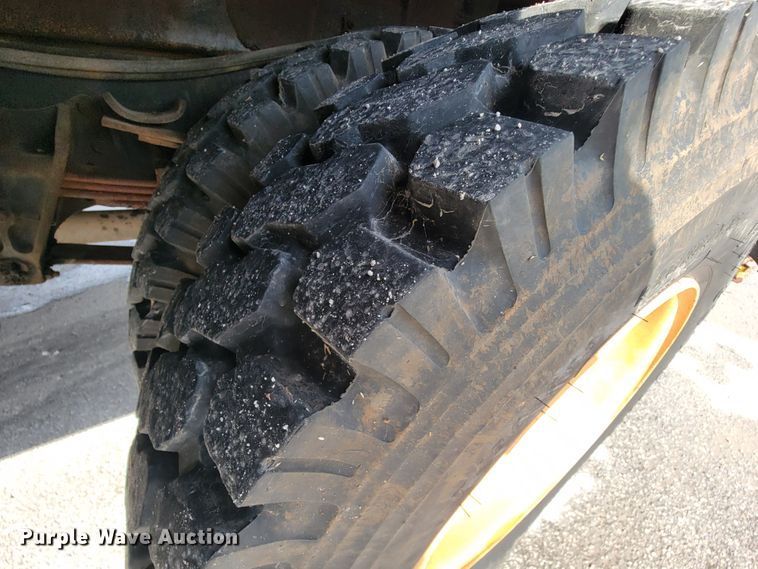 image for item KQ9289 1995 International 4700  bucket truck