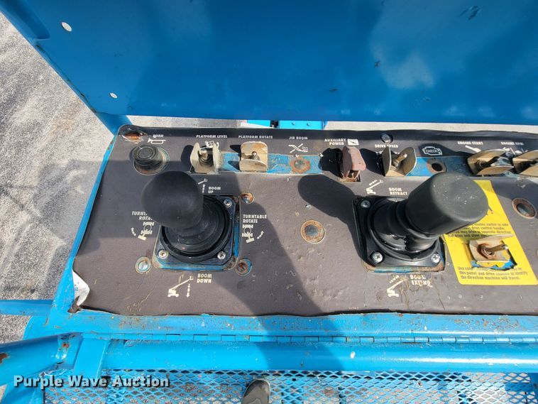 image for item KQ9290 1999 Genie S-60  boom lift