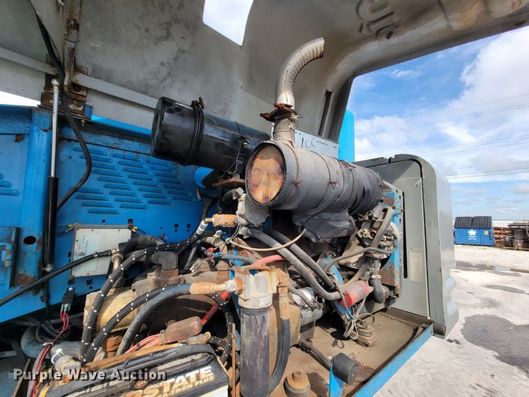 image for item KQ9290 1999 Genie S-60  boom lift