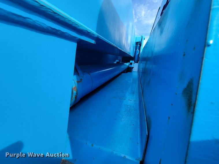 image for item KQ9290 1999 Genie S-60  boom lift