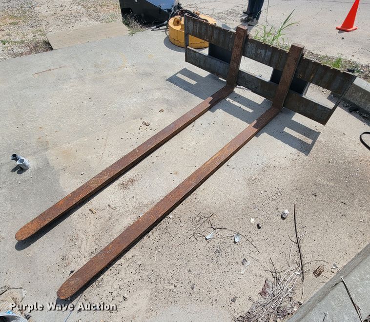 image for item KQ9295 Mah  8'L skid steer forks