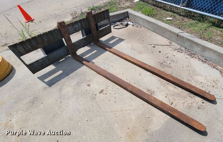 image for item KQ9295 Mah  8'L skid steer forks