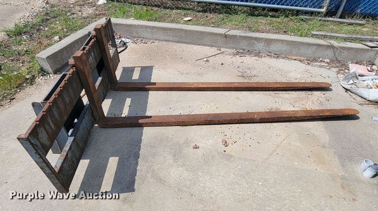 image for item KQ9295 Mah  8'L skid steer forks
