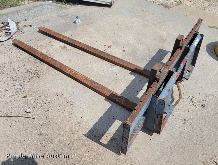 image for item KQ9295 Mah  8'L skid steer forks