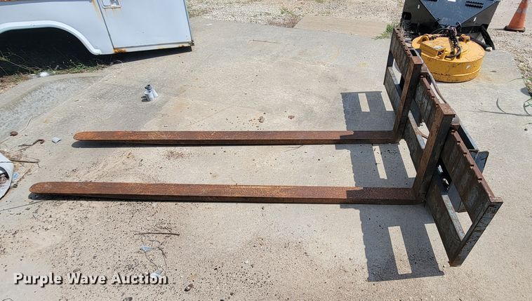 image for item KQ9295 Mah  8'L skid steer forks