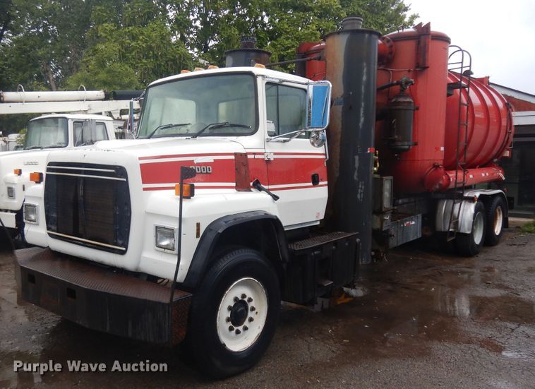 image for item KU9142 1996 Ford L9000  vacuum truck