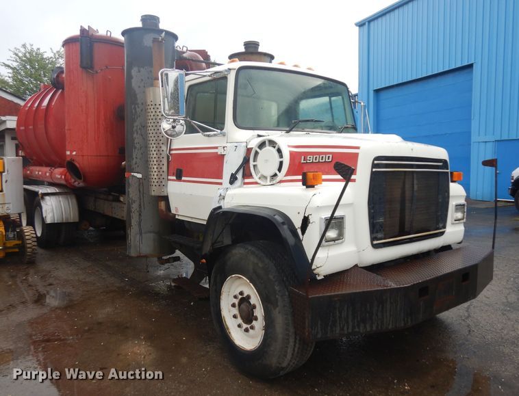 image for item KU9142 1996 Ford L9000  vacuum truck