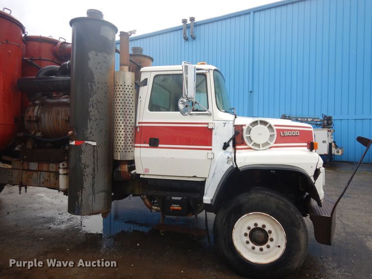 image for item KU9142 1996 Ford L9000  vacuum truck